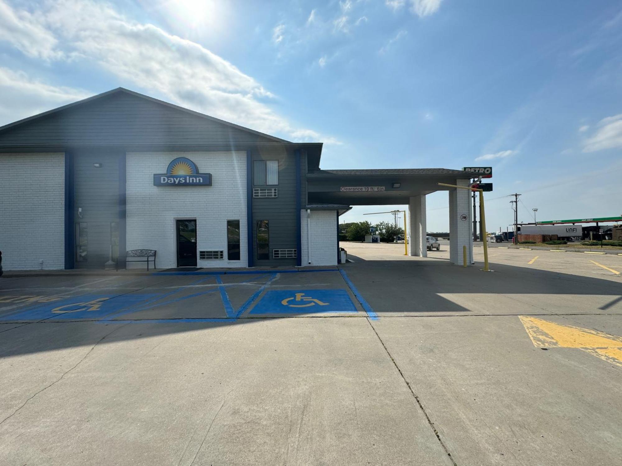 Days Inn By Wyndham Salina I-70 Exteriér fotografie
