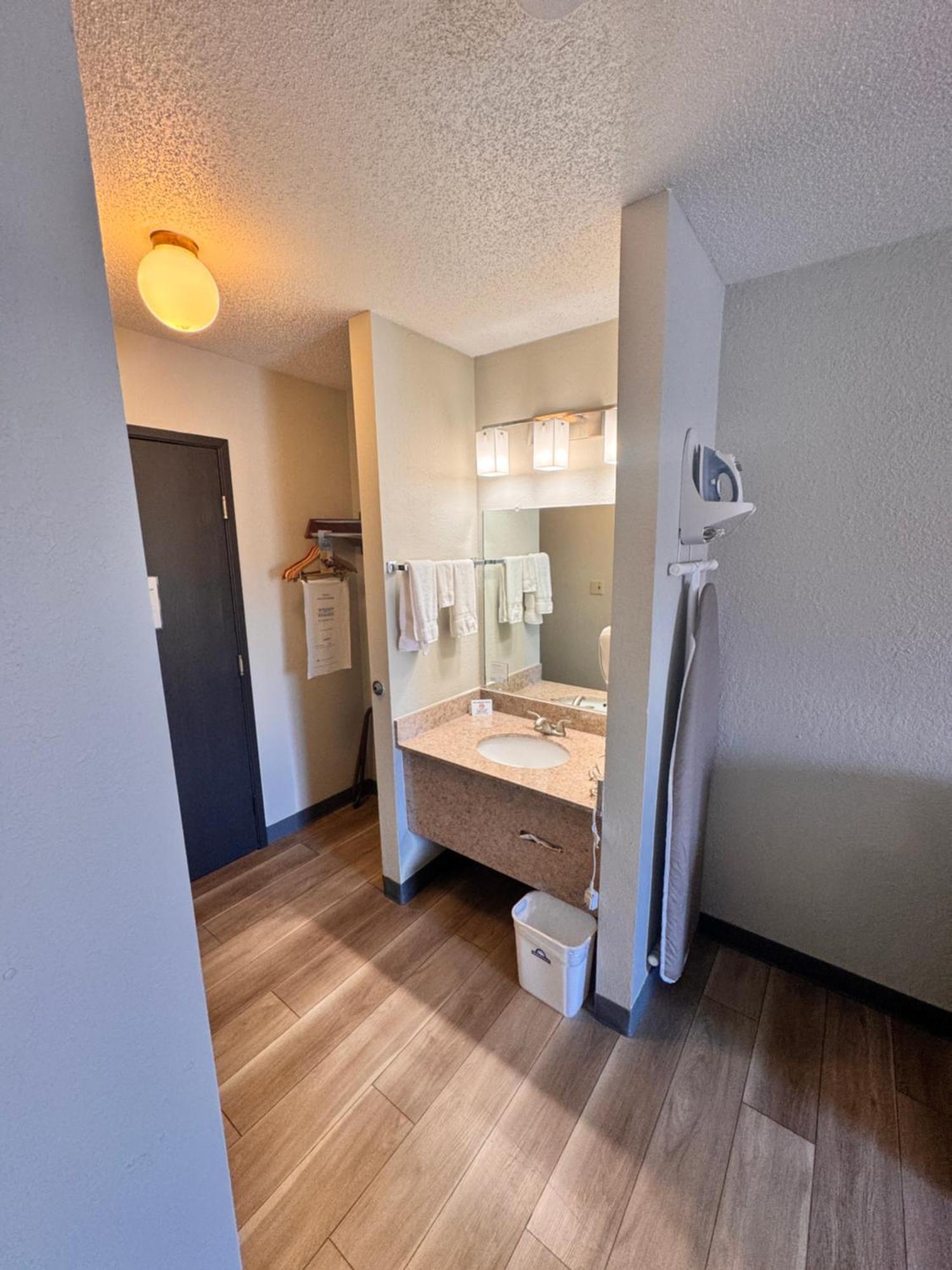 Days Inn By Wyndham Salina I-70 Exteriér fotografie