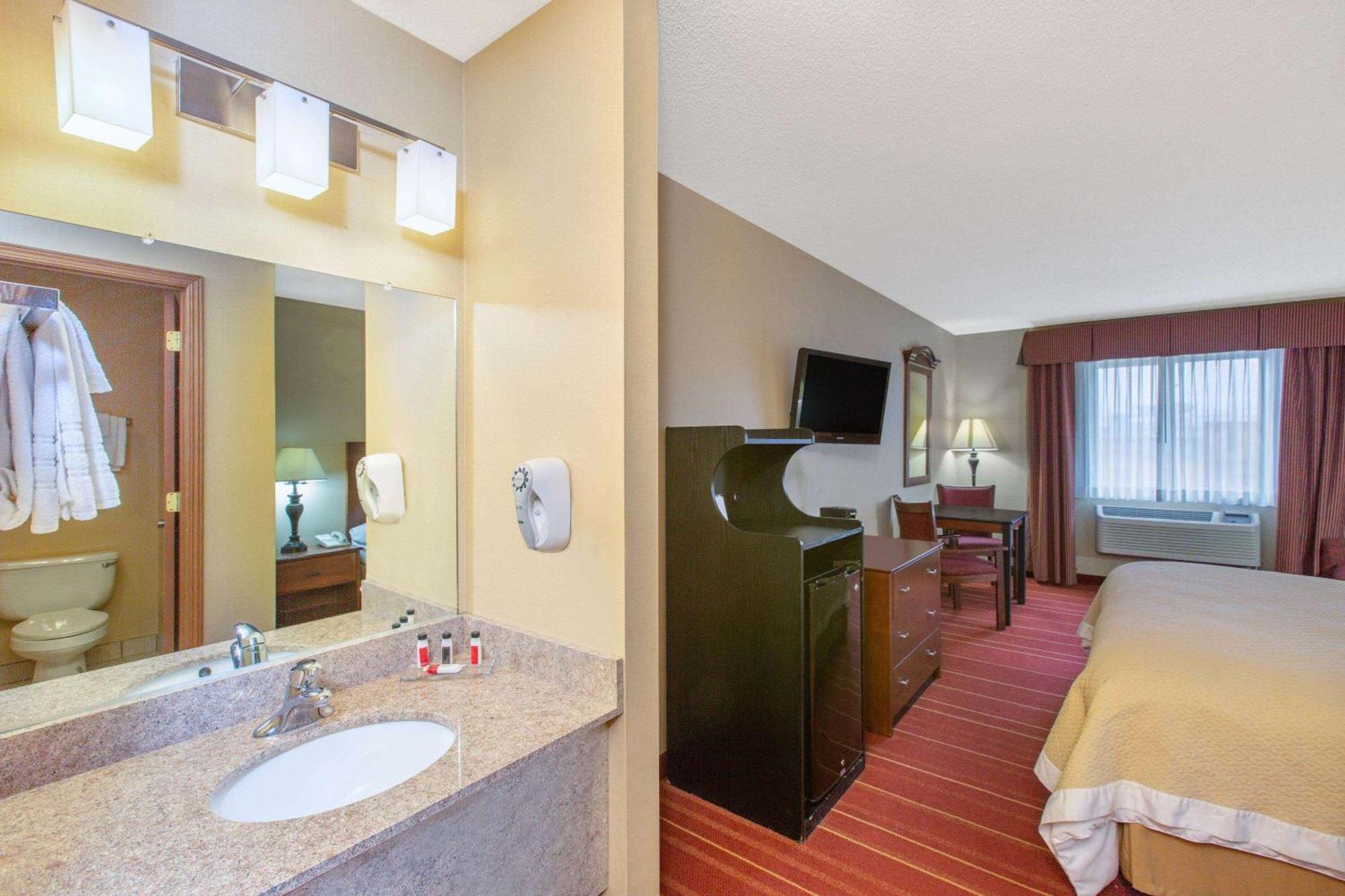 Days Inn By Wyndham Salina I-70 Exteriér fotografie